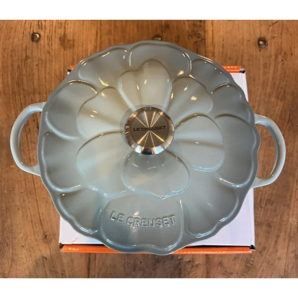 Le Creuset Enameled Cast Iron Round Petal Soup Pot 26 cm 4.5 qt Sea Salt NEW NIB